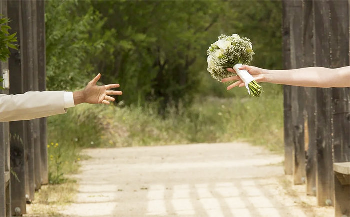 fiori matrimonio mani distanza