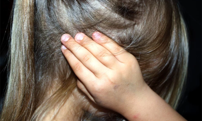 bambina abusi mano testa