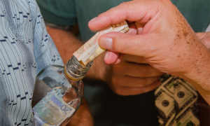 soldi donazione bottiglia