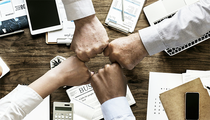 lavoro gruppo pugni