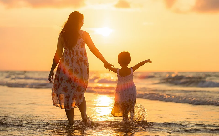 mamma figlia sole mare